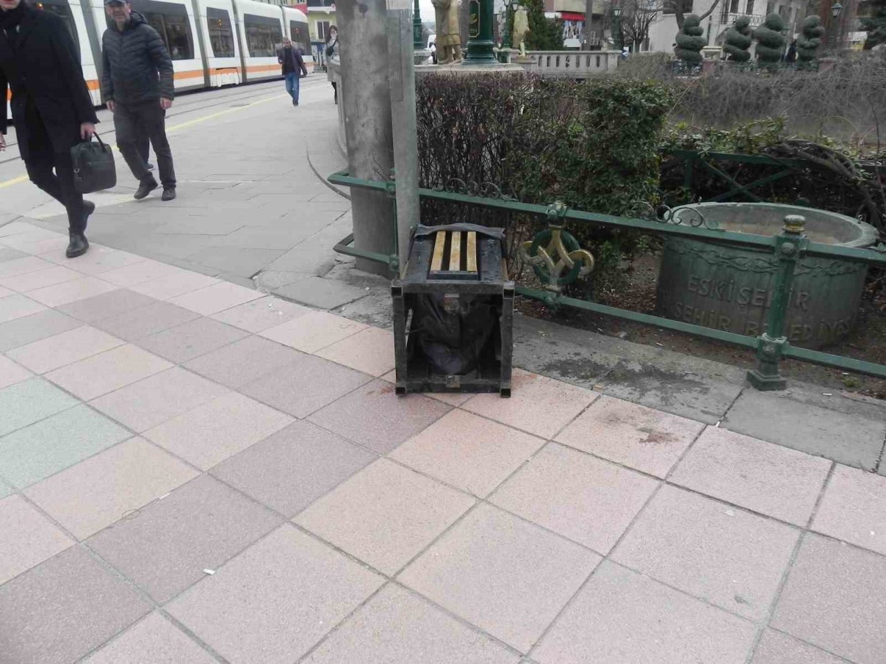 Hıncını çöp kutusunu devirerek çıkardı