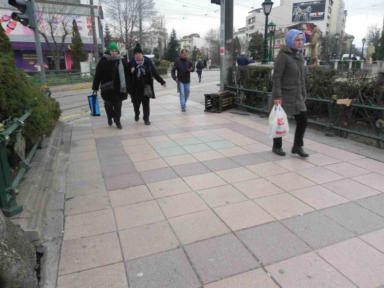 Hıncını çöp kutusunu devirerek çıkardı