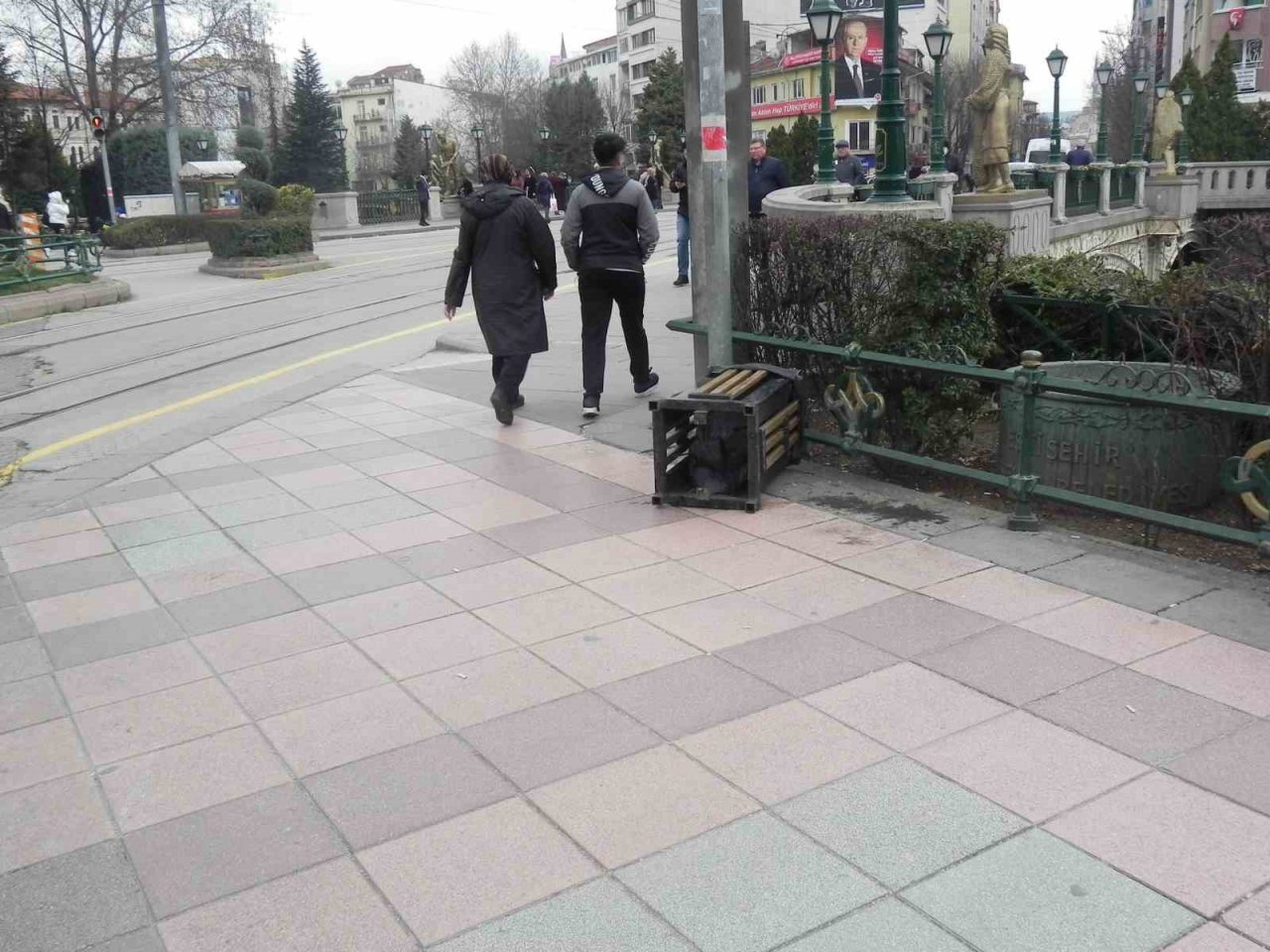 Hıncını çöp kutusunu devirerek çıkardı