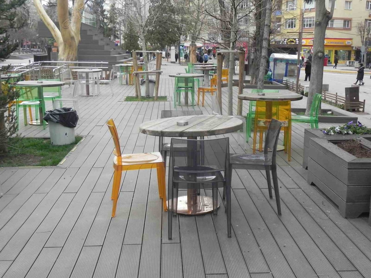 Havalar soğudu çay bahçeleri boş kaldı