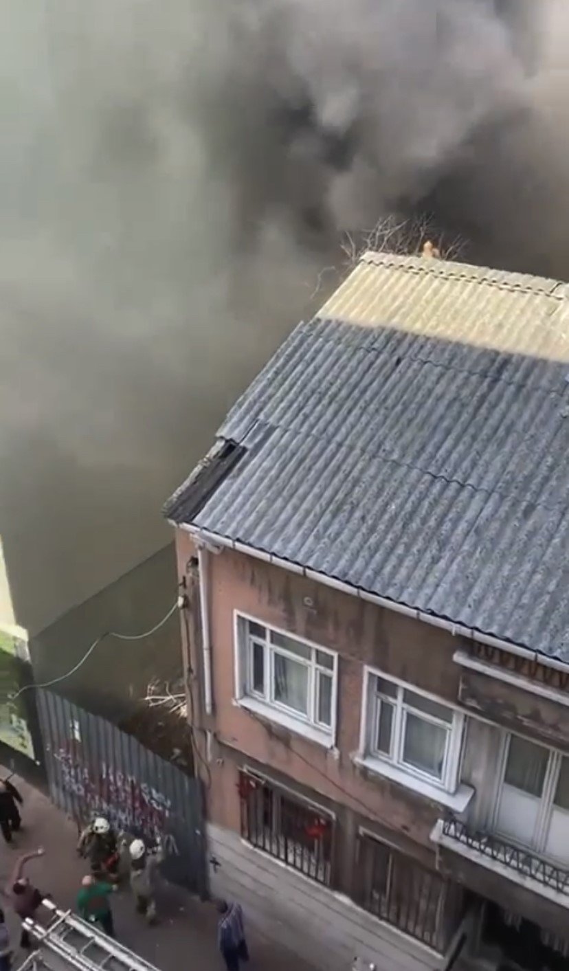 Fatih’te Kur’an kursunda yangın: 4 kişi dumandan etkilendi