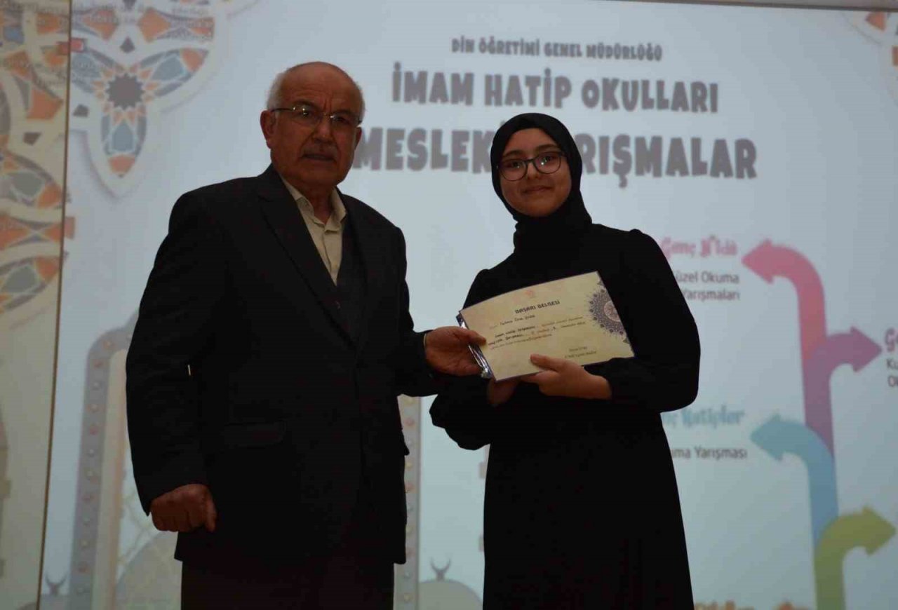 İmam Hatip Okulları “Mesleki Yarışmalarında” dereceye giren öğrenciler ödüllerini aldı