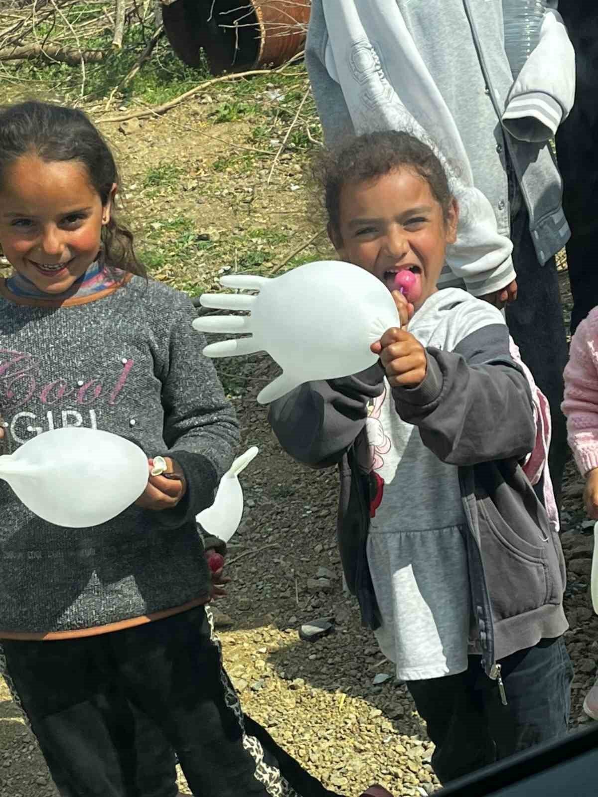 Fedakâr sağlık çalışanları, depremzede çocukları bir an olsun yalnız bırakmıyor