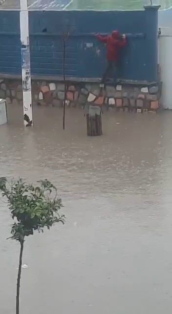 Görenler şaşkına dönüyordu, sağanak yağışta zor anlar yaşattı