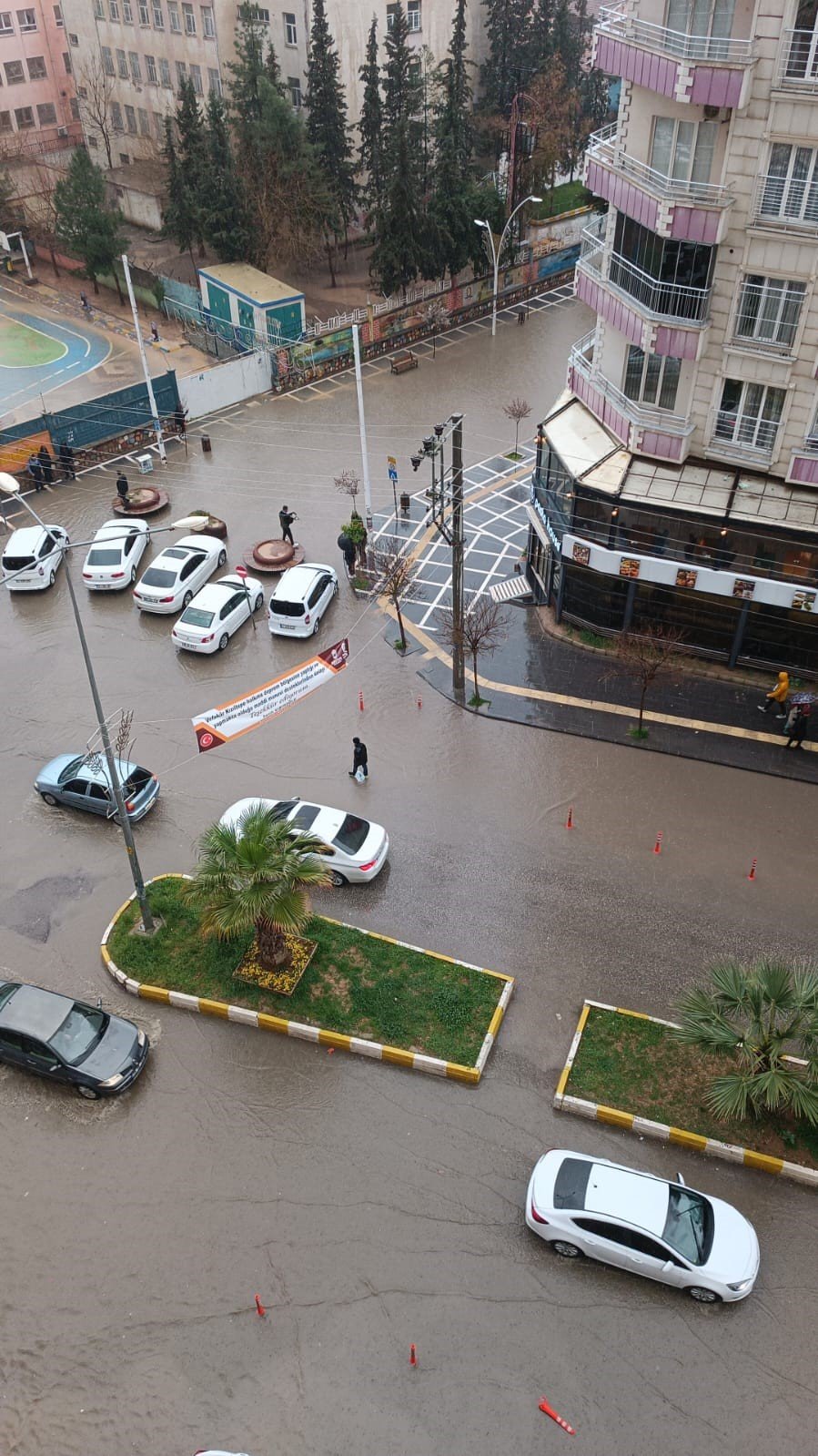 Görenler şaşkına dönüyordu, sağanak yağışta zor anlar yaşattı