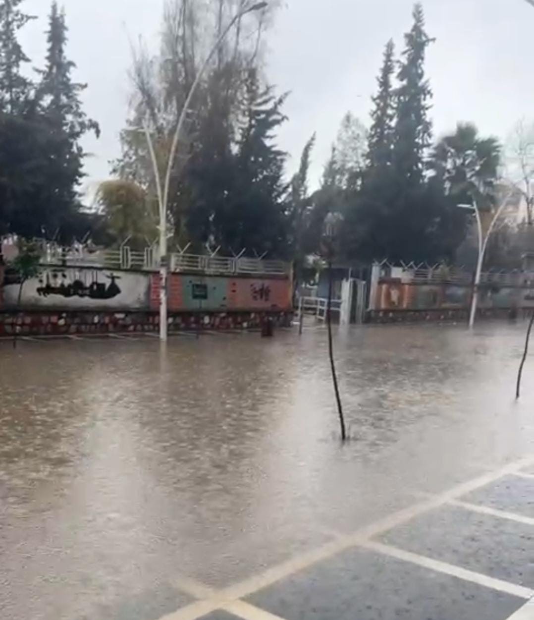 Görenler şaşkına dönüyordu, sağanak yağışta zor anlar yaşattı