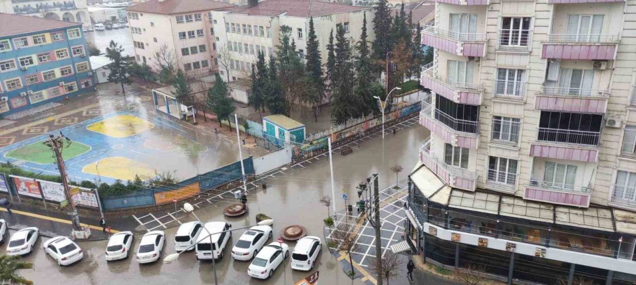 Görenler şaşkına dönüyordu, sağanak yağışta zor anlar yaşattı