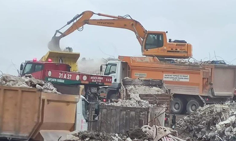 Mamak Belediyesi Samandağ’da enkaz kaldırıyor