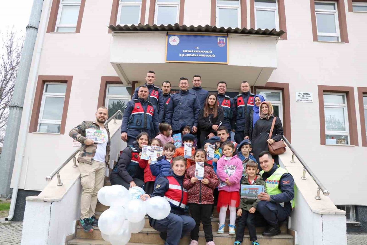 Jandarma ekipleri çocuklara jandarmayı tanıttı