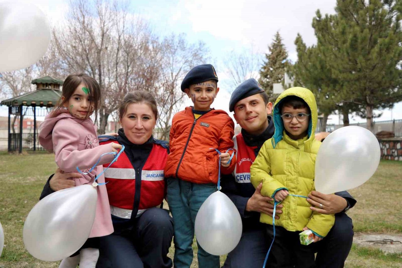 Jandarma ekipleri çocuklara jandarmayı tanıttı