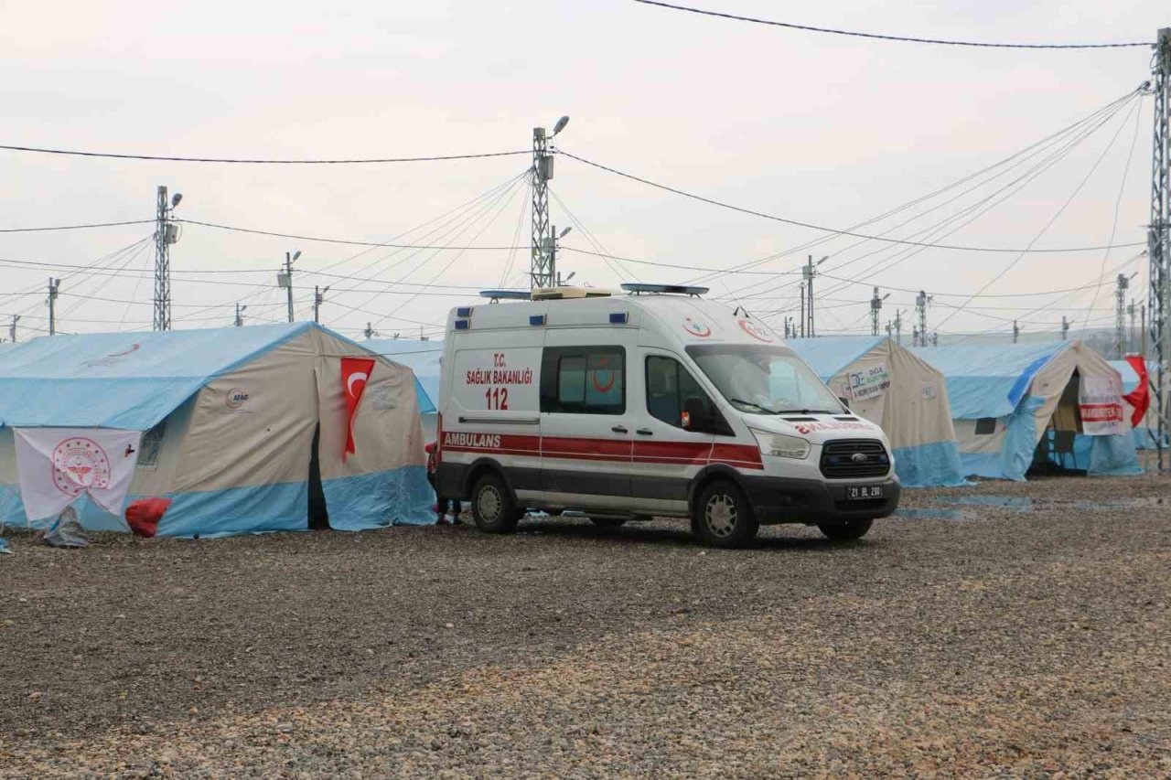 Deprem bölgesinde sağlıkçılar Tıp Bayramını çadır kentte geçiriyor