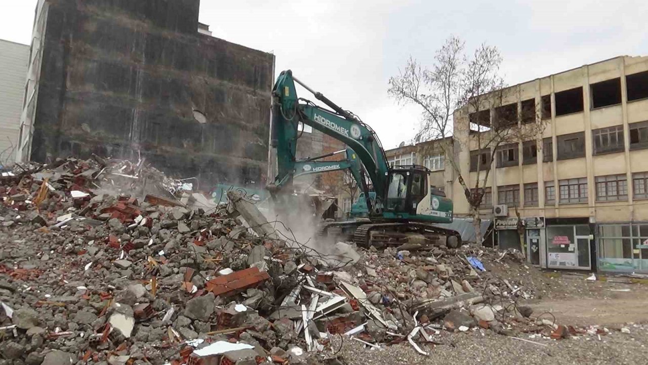 Enkaz kaldırma çalışmaları yağmura rağmen devam ediyor