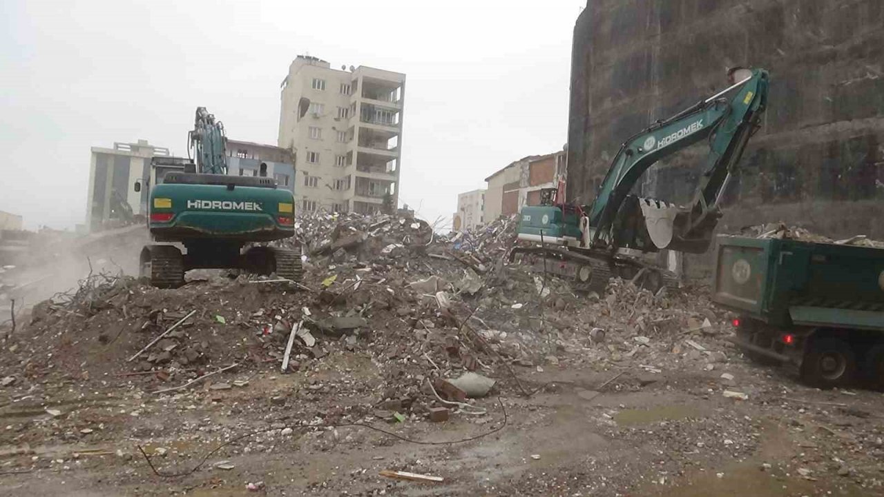 Enkaz kaldırma çalışmaları yağmura rağmen devam ediyor