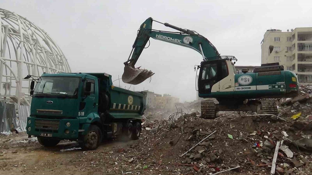 Enkaz kaldırma çalışmaları yağmura rağmen devam ediyor