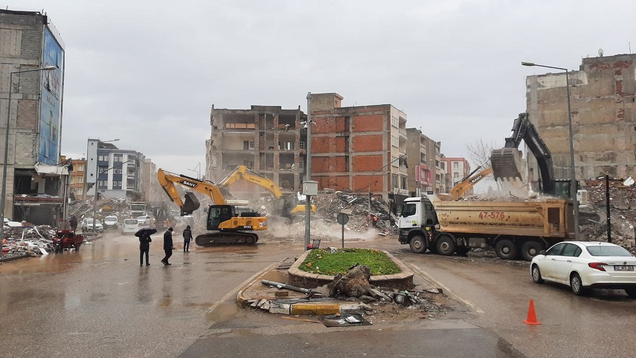 Enkaz kaldırma çalışmaları yağmura rağmen devam ediyor