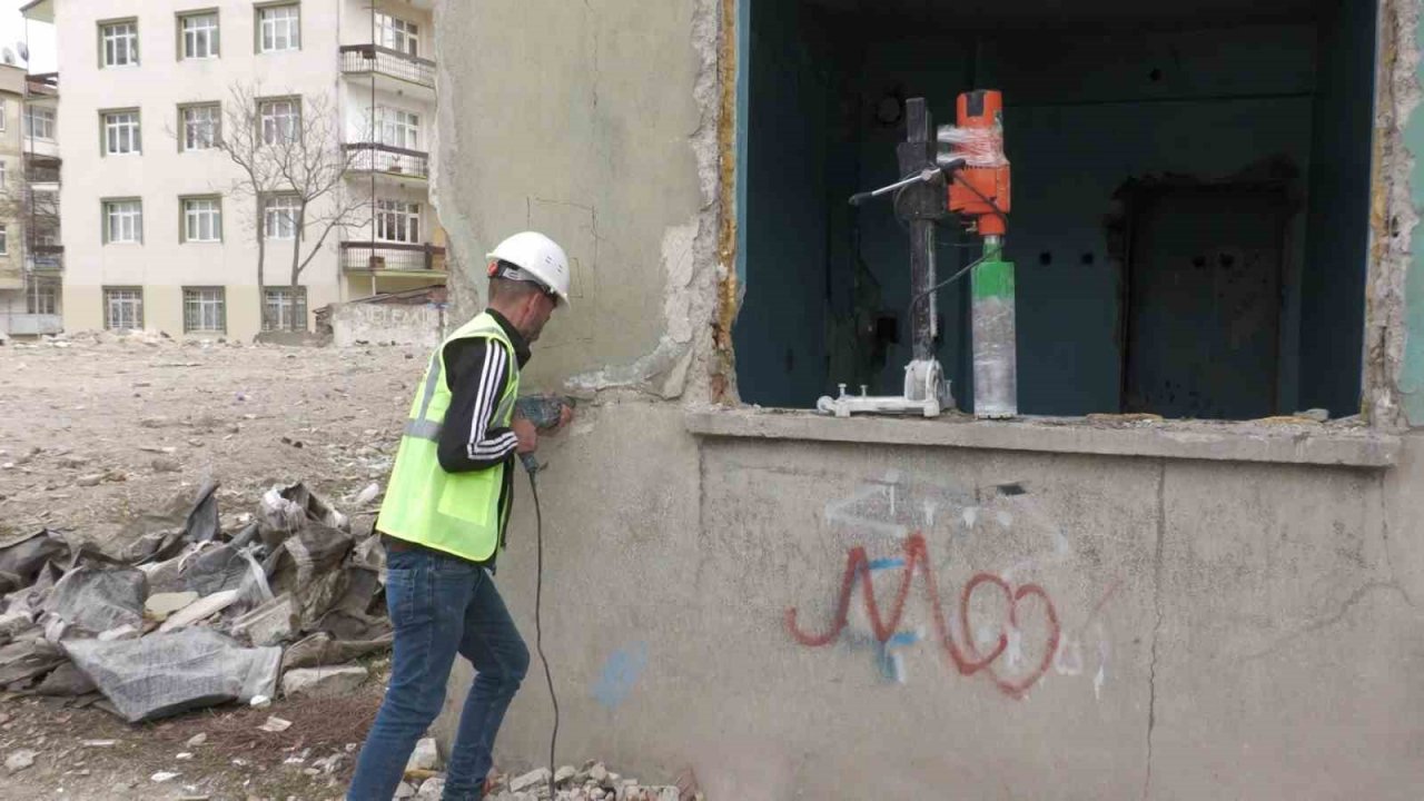 İnşaat Yüksek Mühendisi Çakırcıoğlu, “Binanın hasarlı olup olmadığını anlamak için her şartta karot alınması gereklidir”