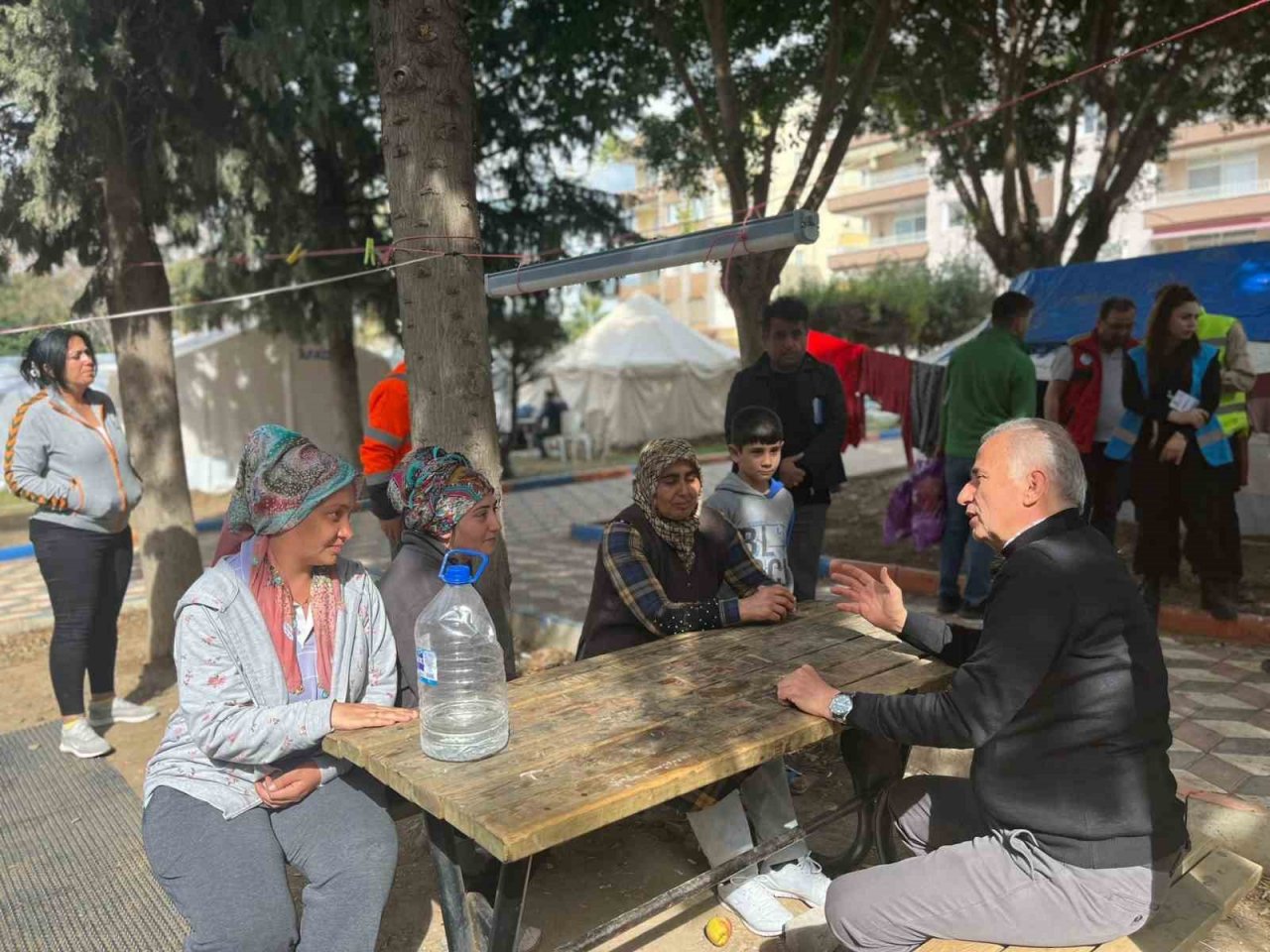 Denizli Büyükşehir depremin yaralarını sarmaya devam ediyor