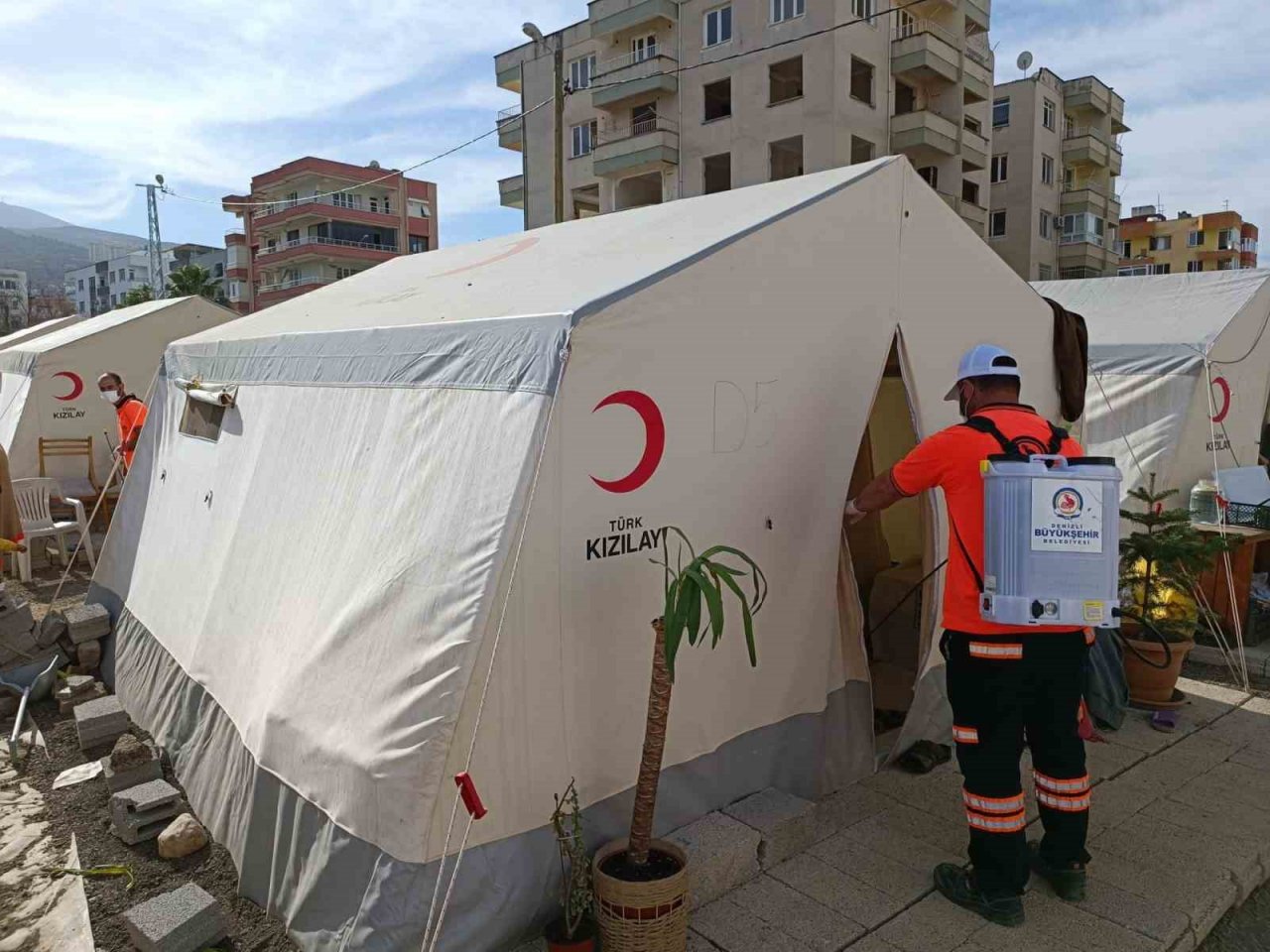 Denizli Büyükşehir depremin yaralarını sarmaya devam ediyor