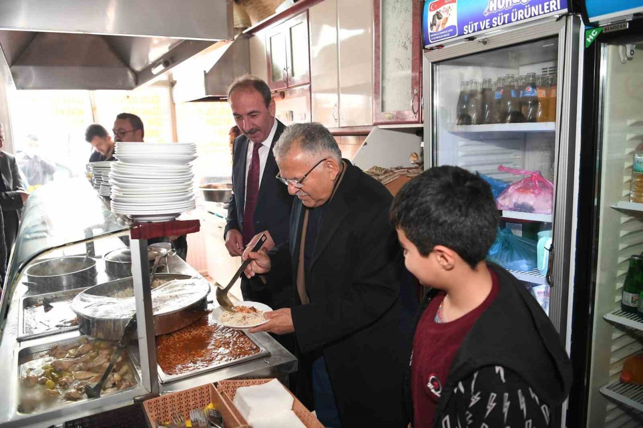 Başkan Büyükkılıç, Tomarza’da esnaf ve vatandaşla buluştu
