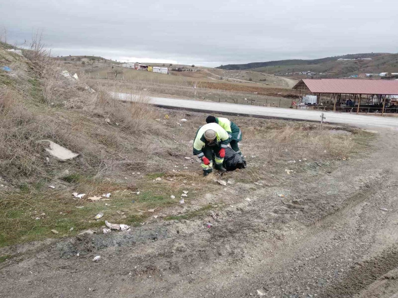 ‘Keçiören Belediyesi Doğayı Temizleme Timi’ yol kenarındaki kilolarca atığı bertaraf etti