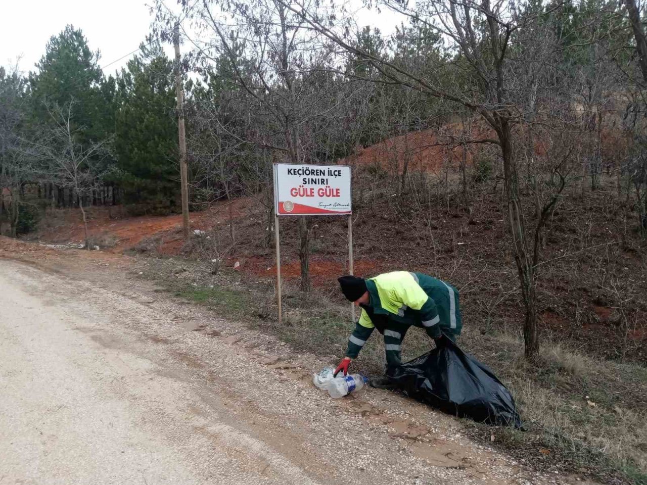 ‘Keçiören Belediyesi Doğayı Temizleme Timi’ yol kenarındaki kilolarca atığı bertaraf etti
