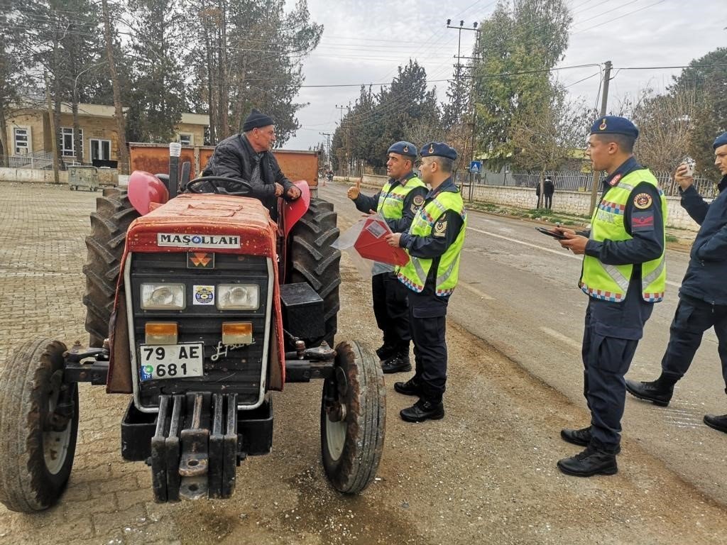 Jandarma traktör sürücülerine reflektör dağıttı