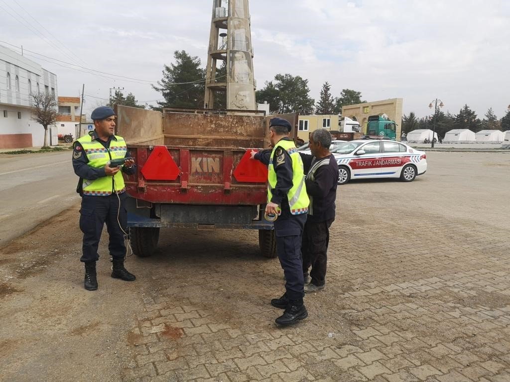 Jandarma traktör sürücülerine reflektör dağıttı