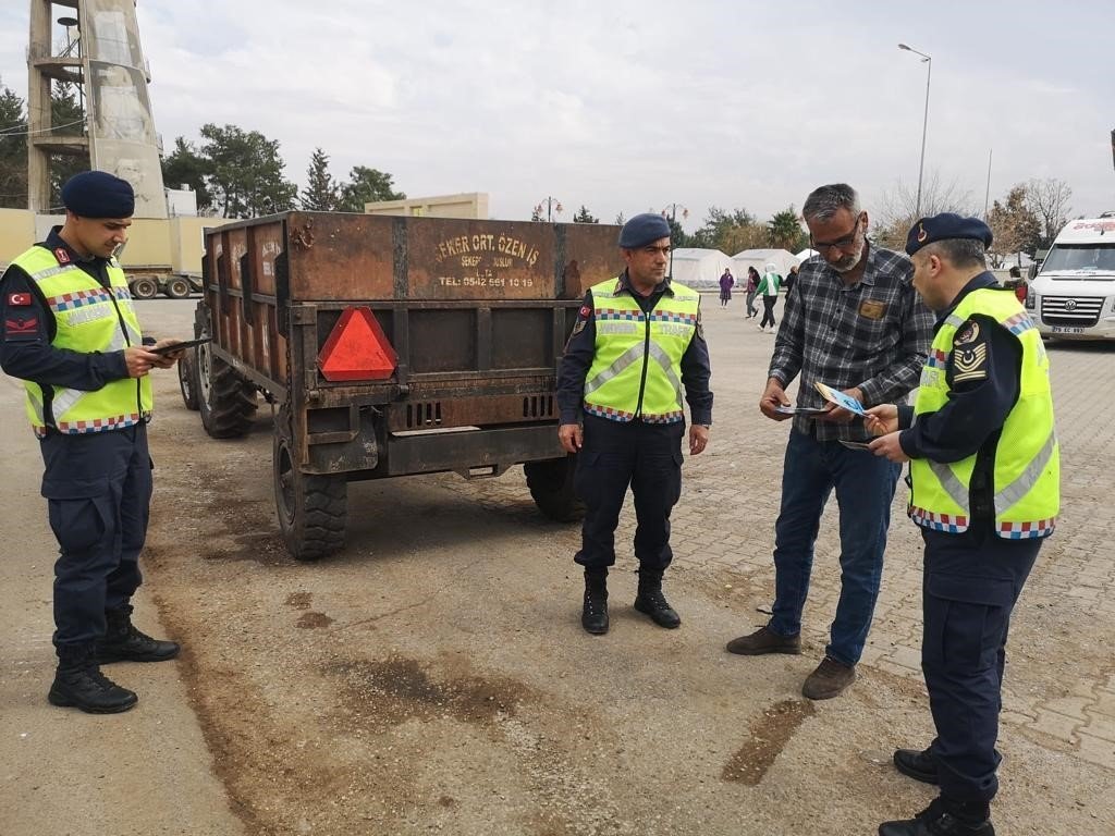 Jandarma traktör sürücülerine reflektör dağıttı