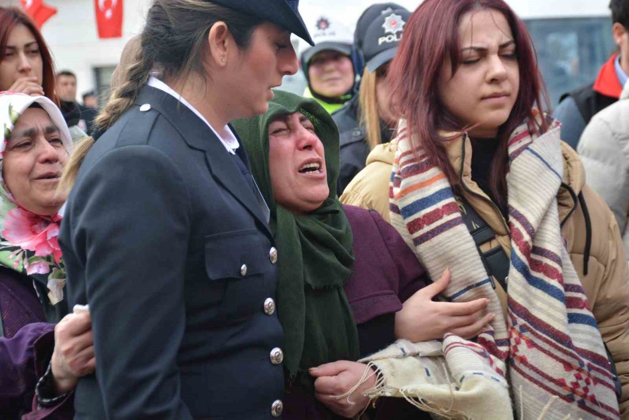 Hayatını kaybeden polis babasının şapkasını bir an olsun başından çıkarmadı