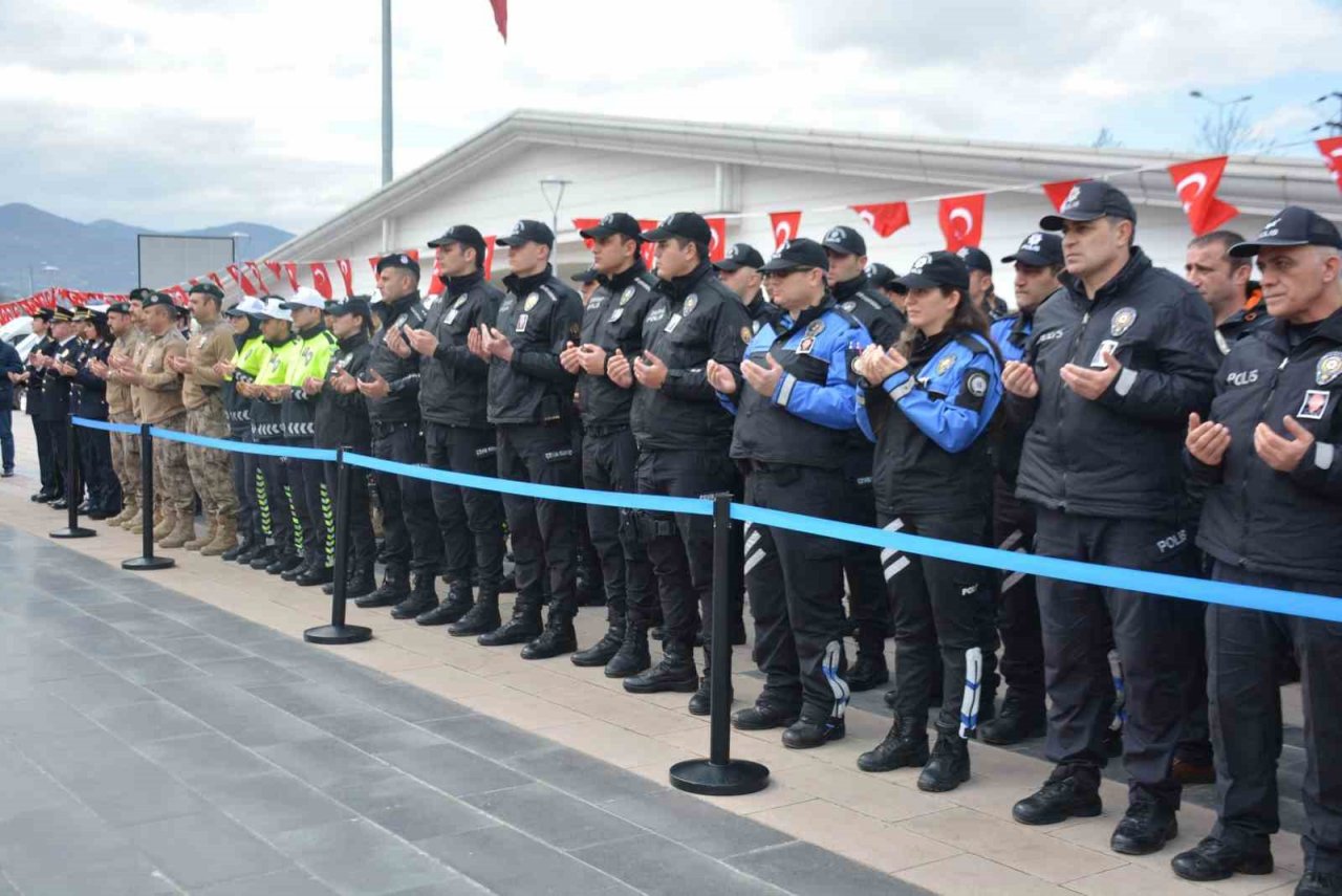 Hayatını kaybeden polis babasının şapkasını bir an olsun başından çıkarmadı