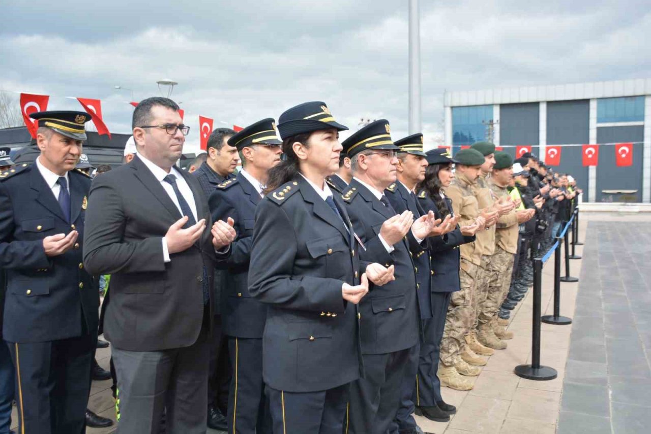 Hayatını kaybeden polis babasının şapkasını bir an olsun başından çıkarmadı