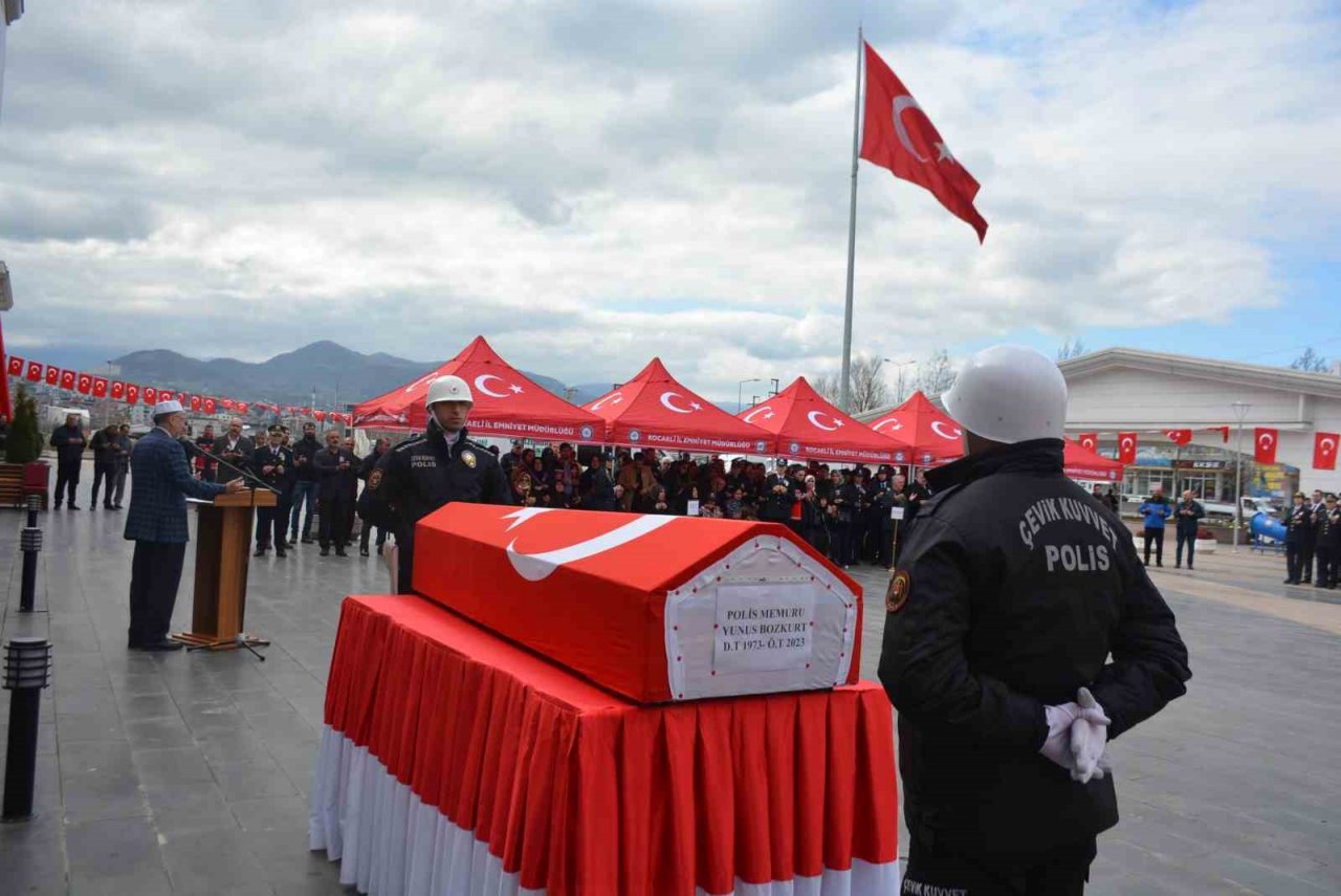Hayatını kaybeden polis babasının şapkasını bir an olsun başından çıkarmadı