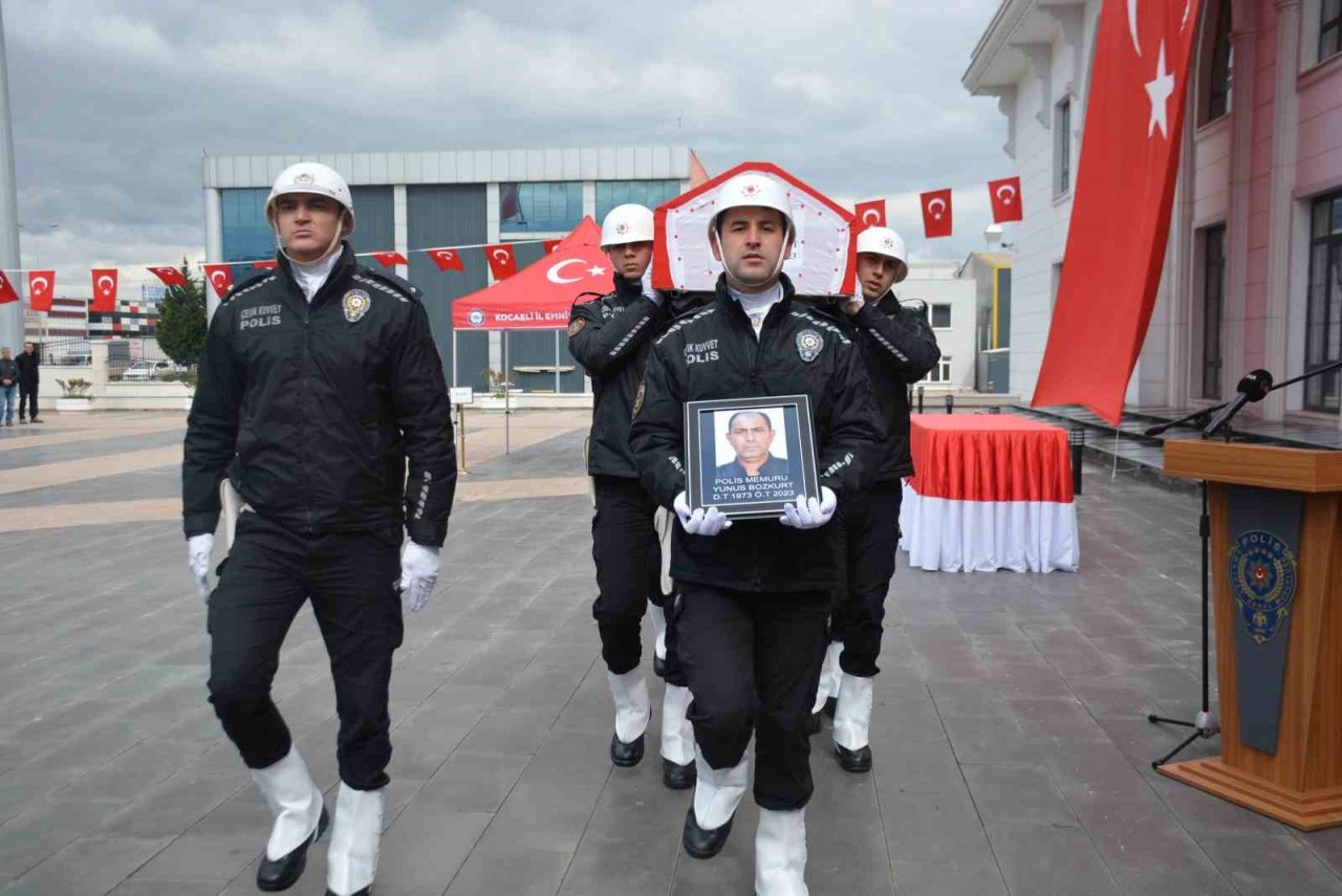 Hayatını kaybeden polis babasının şapkasını bir an olsun başından çıkarmadı