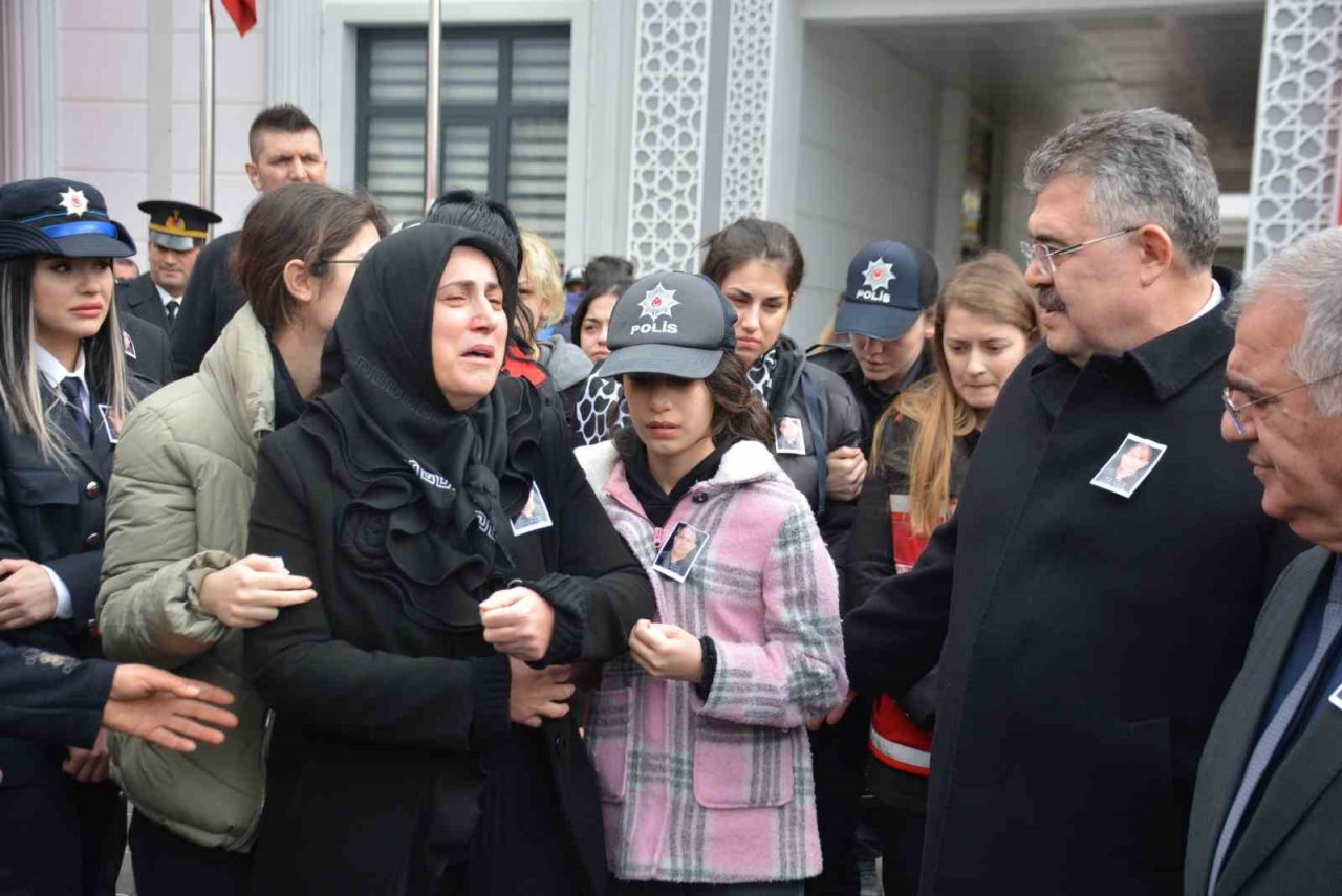 Hayatını kaybeden polis babasının şapkasını bir an olsun başından çıkarmadı