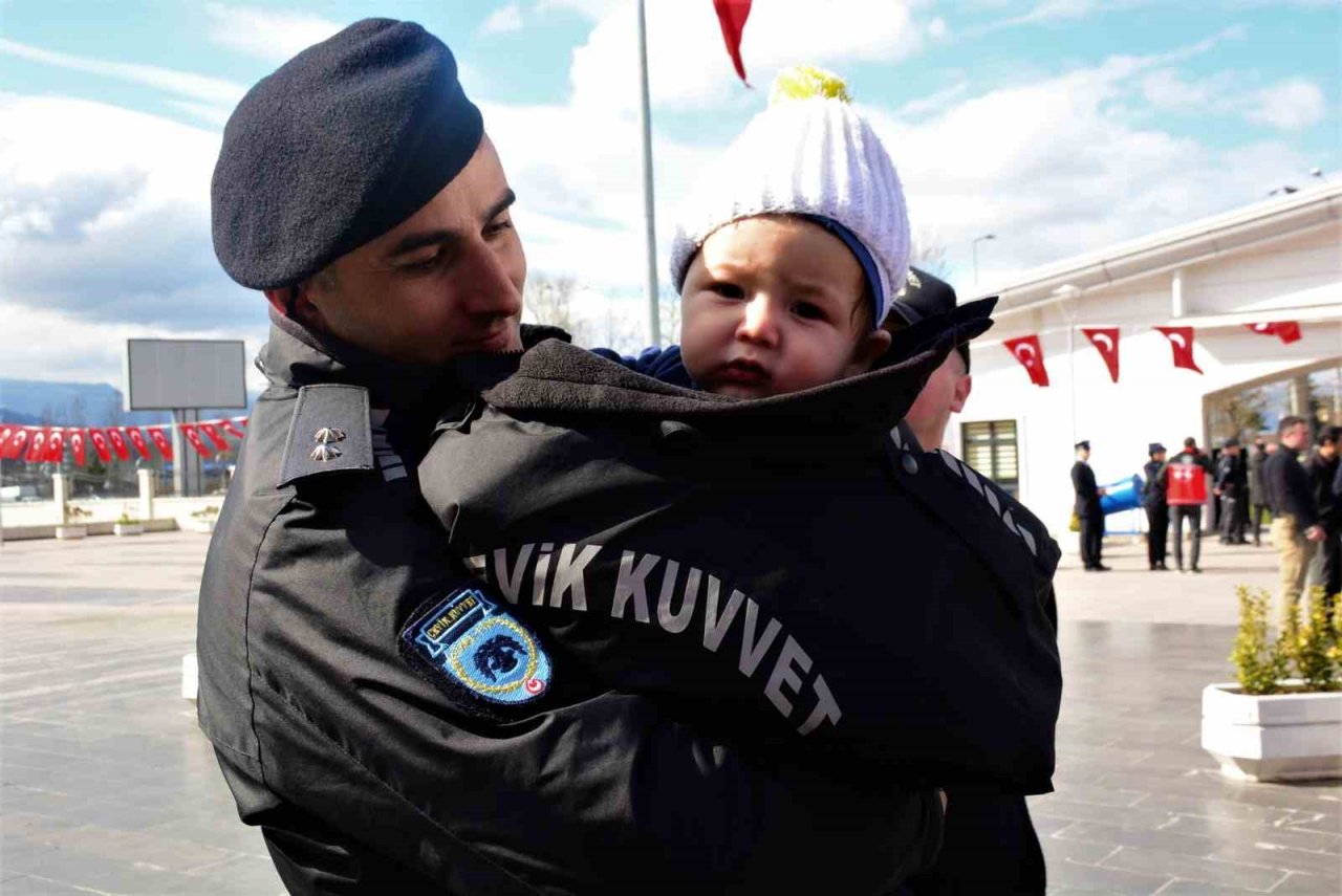 Hayatını kaybeden polis babasının şapkasını bir an olsun başından çıkarmadı