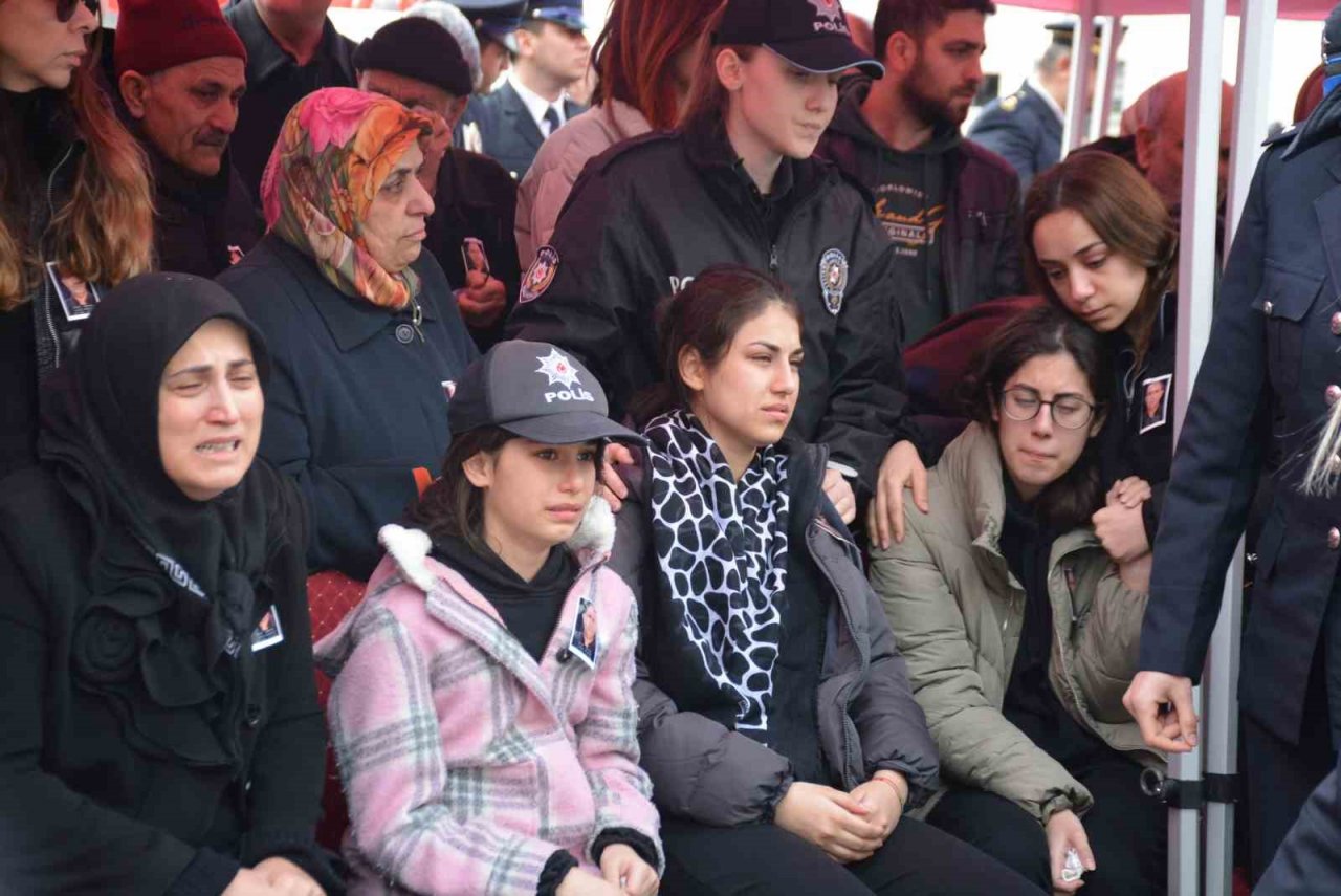 Hayatını kaybeden polis babasının şapkasını bir an olsun başından çıkarmadı