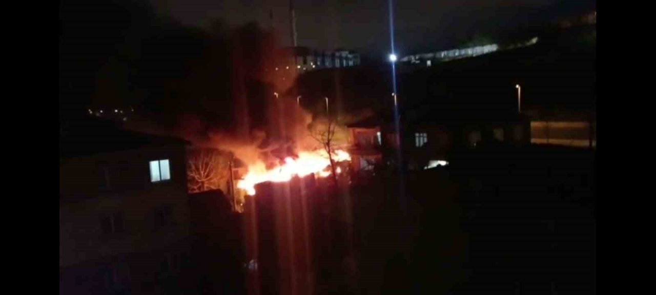 Küçükçekmece’de geri dönüşüm deposu alev alev yandı