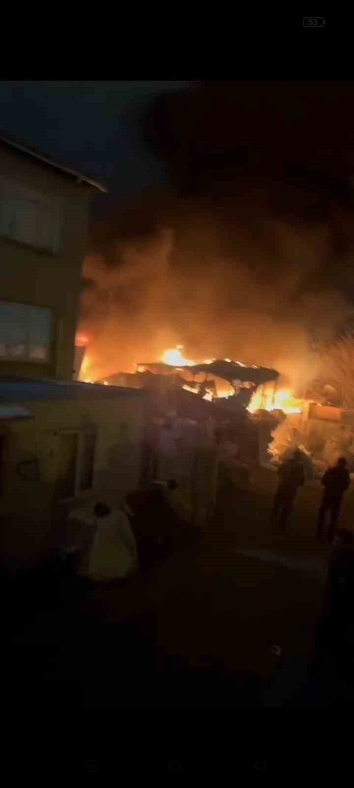 Küçükçekmece’de geri dönüşüm deposu alev alev yandı
