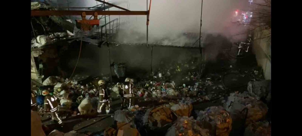 Küçükçekmece’de geri dönüşüm deposu alev alev yandı