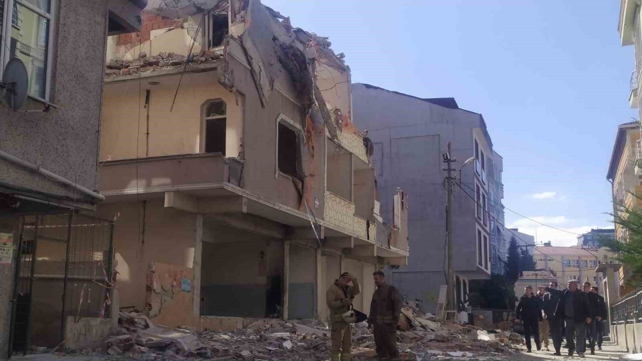 Küçükçekmece’de yıkımı yapılan binada çökme yaşandı