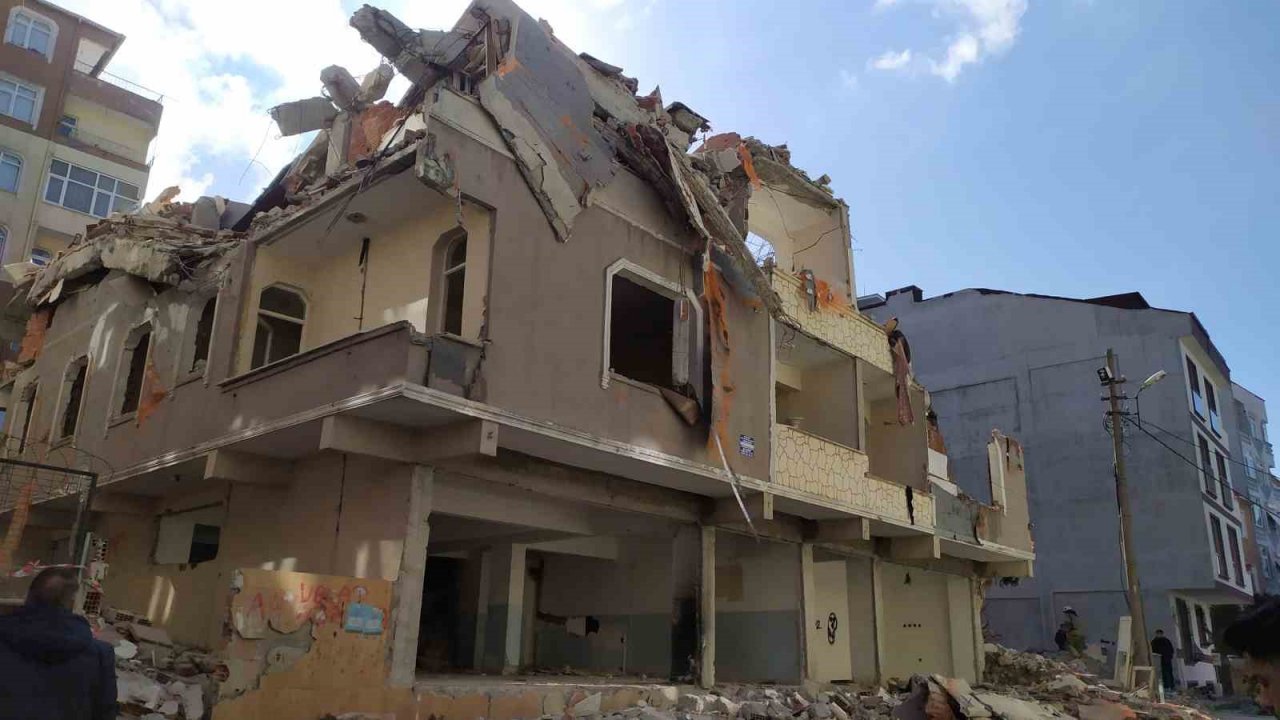 Küçükçekmece’de yıkımı yapılan binada çökme yaşandı