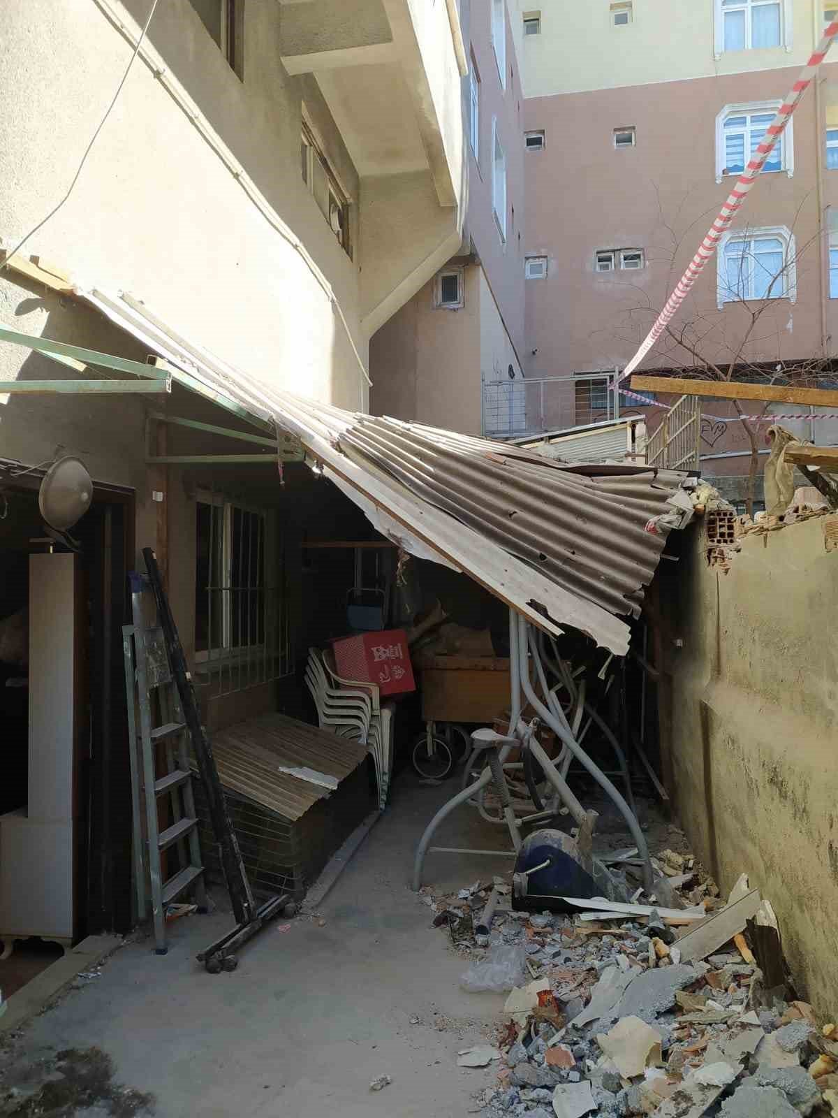 Küçükçekmece’de yıkımı yapılan binada çökme yaşandı