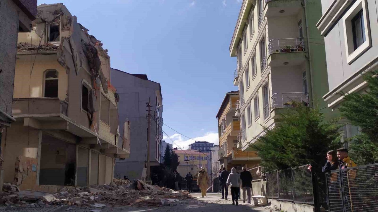 Küçükçekmece’de yıkımı yapılan binada çökme yaşandı