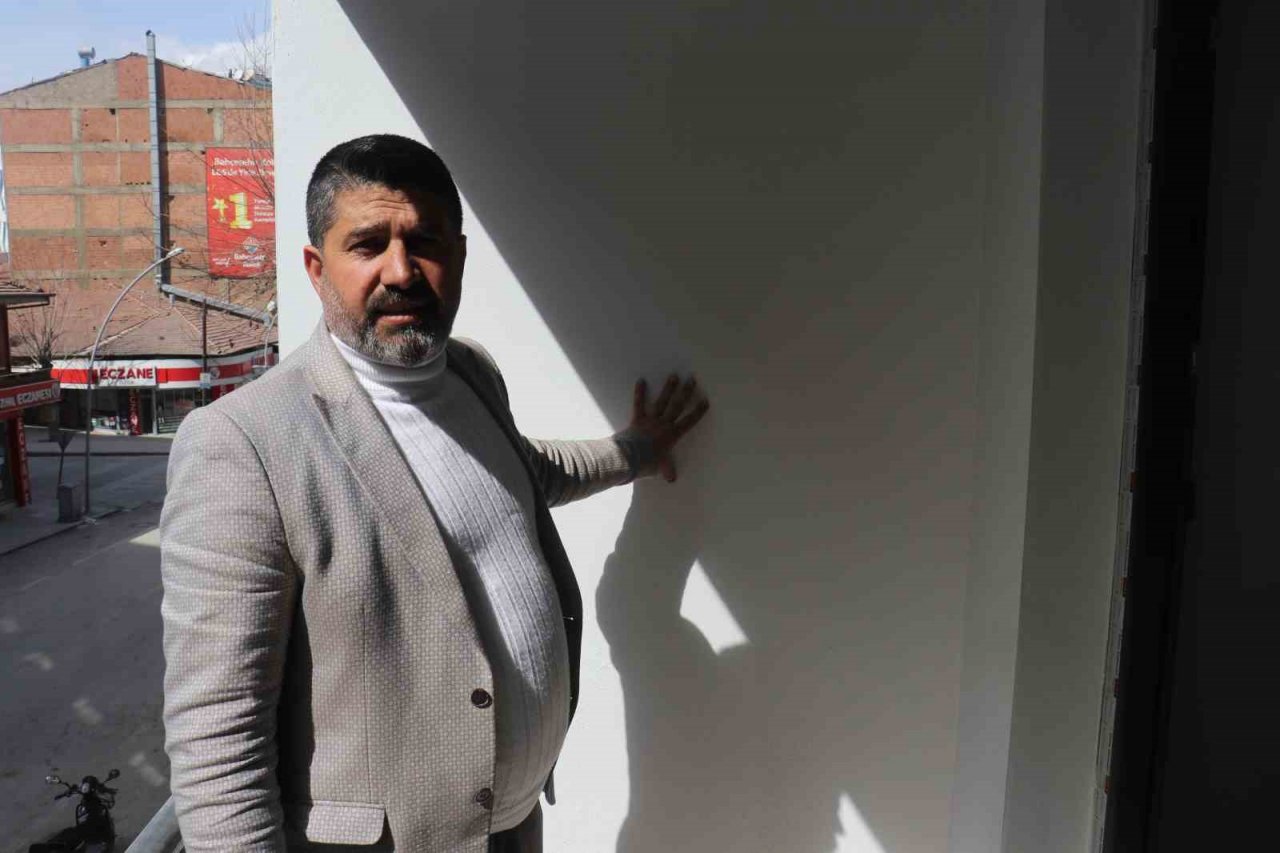 Depremde çatlak dahi oluşmayan binanın müteahhidi konuştu