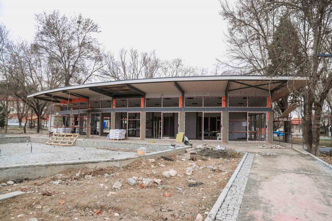 Ressam Ahmet Yakupoğlu Parkı’ndaki çalışmaları inceledi