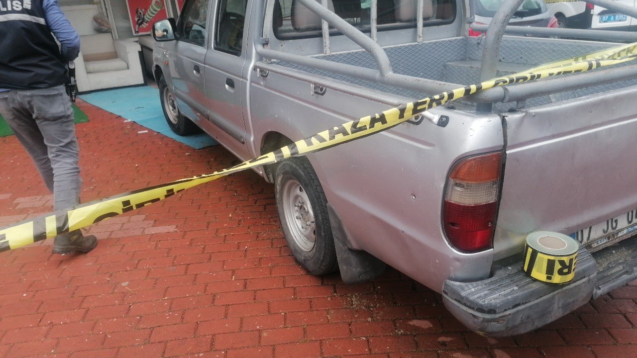 Antalya’da 1 kişinin yaralandığı silahlı saldırı güvenlik kamerasında