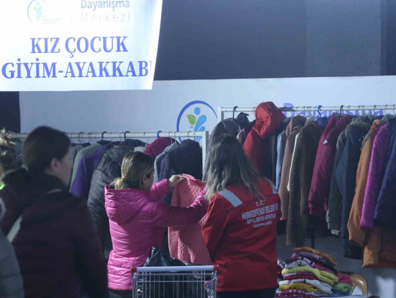 Merkezefendi Dayanışma Merkezi depremzedelerin ihtiyacını karşılıyor