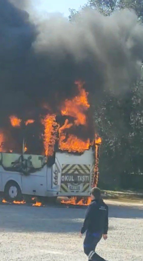 Okul servisi alev alev yandı