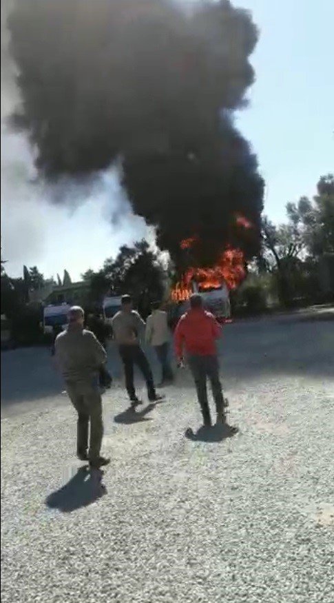 Okul servisi alev alev yandı