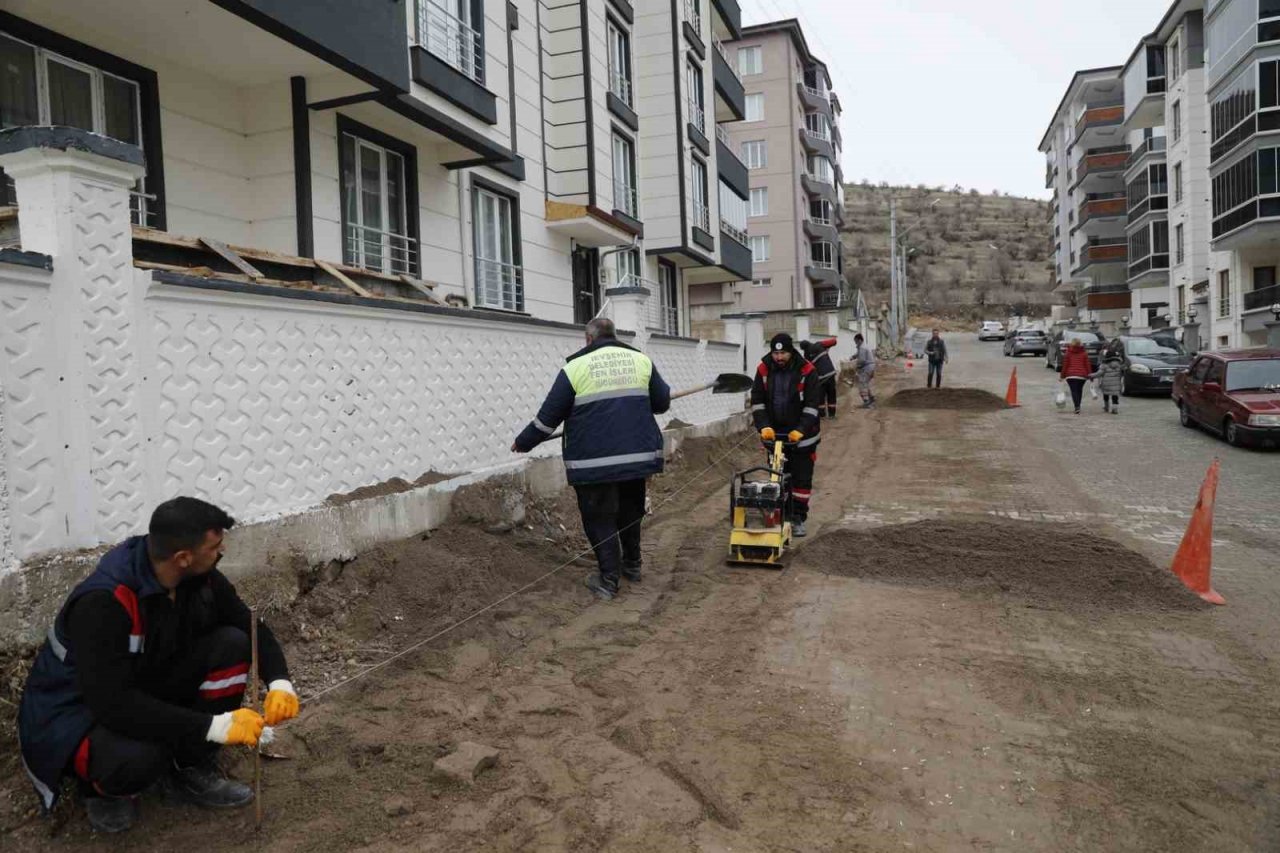 Belediye ekipleri yol bakım-onarım çalışmalarını sürdürüyor